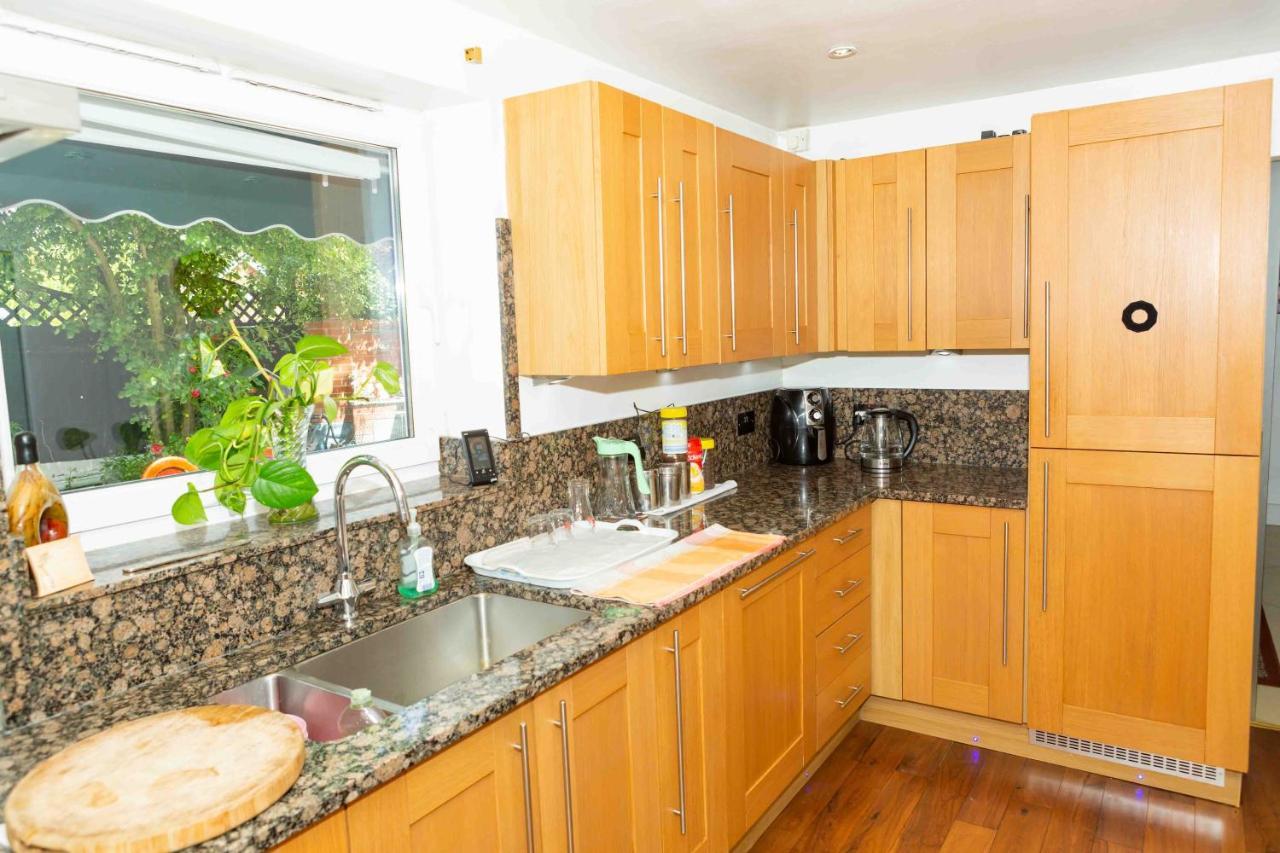 Benjamin Guest House Yiewsley المظهر الخارجي الصورة