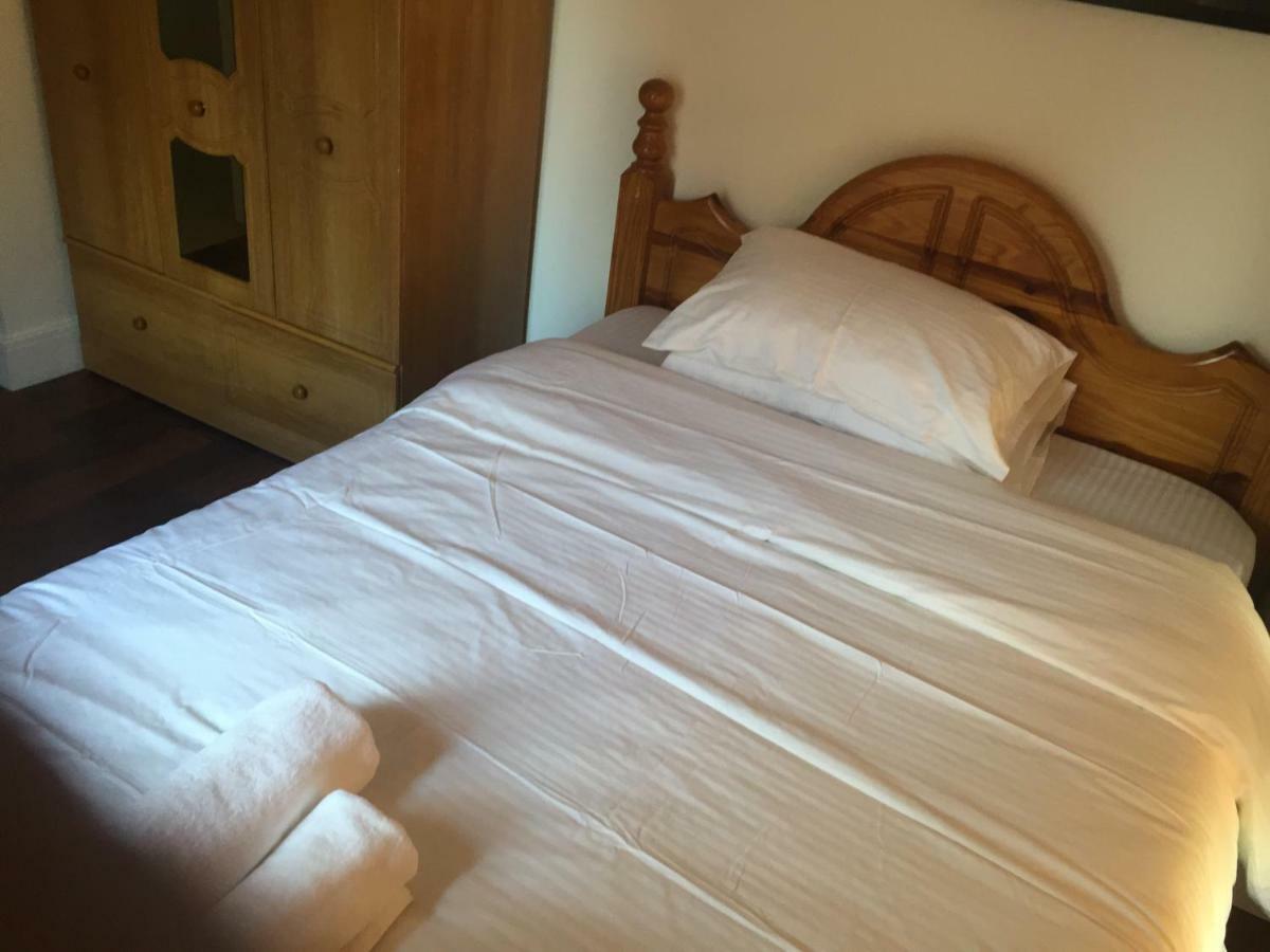 Benjamin Guest House Yiewsley المظهر الخارجي الصورة